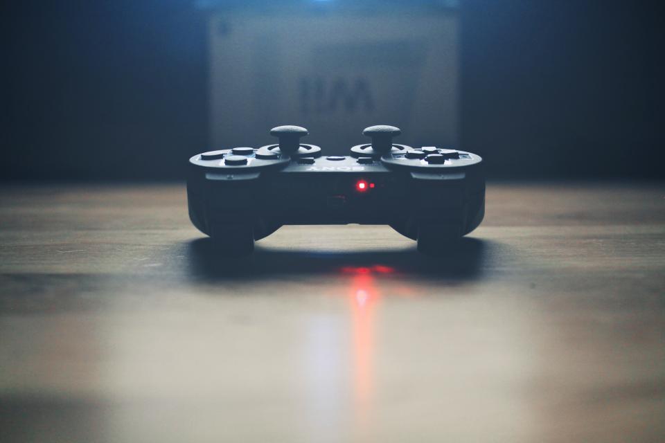 ゲームコントローラーで対戦操作する様子