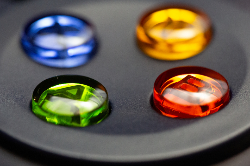 ゲームコントローラーを持つ手
