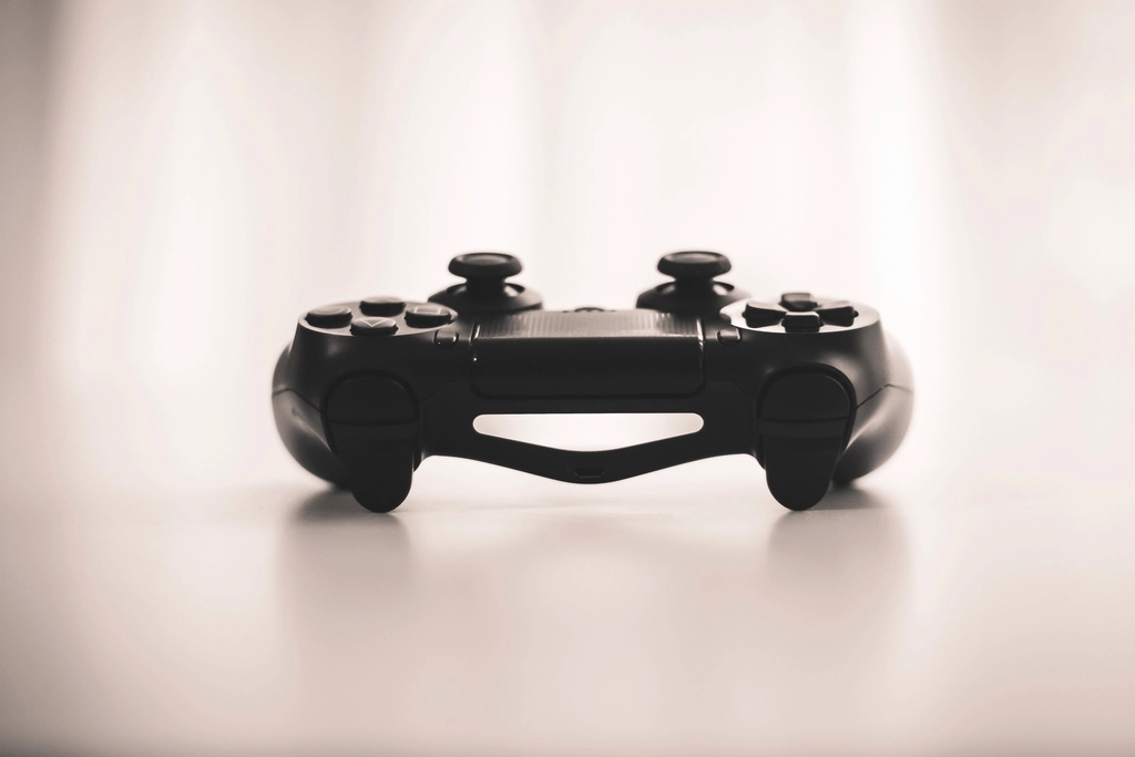 ゲームコントローラーを持つ手