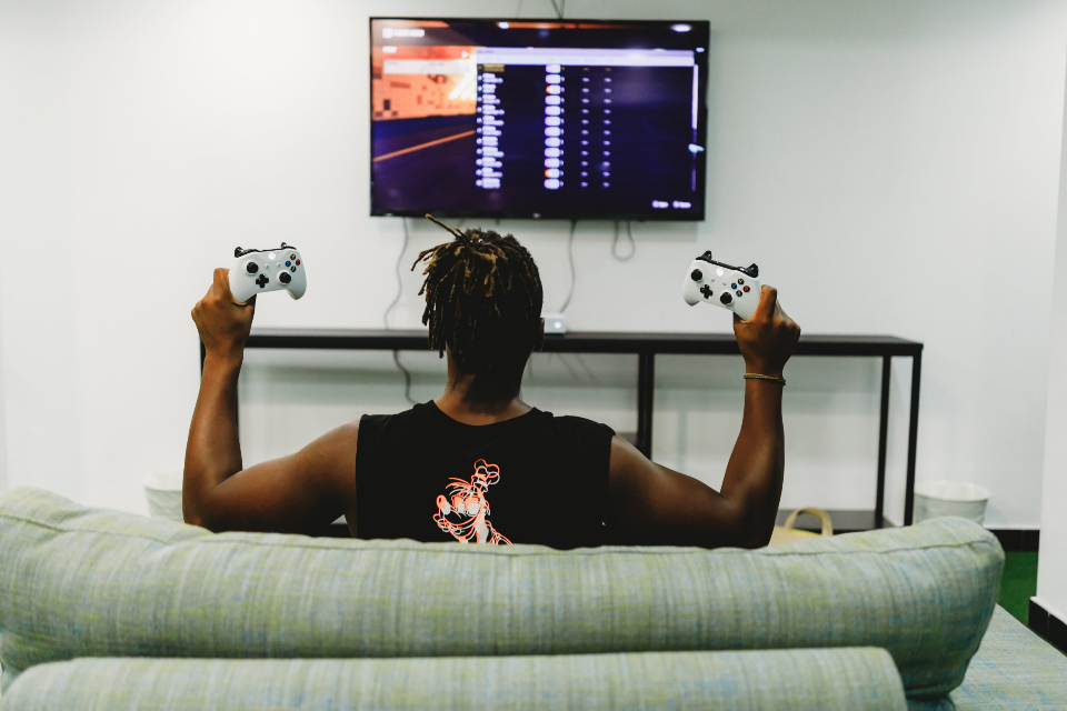 オンラインでゲームを楽しむ人の様子