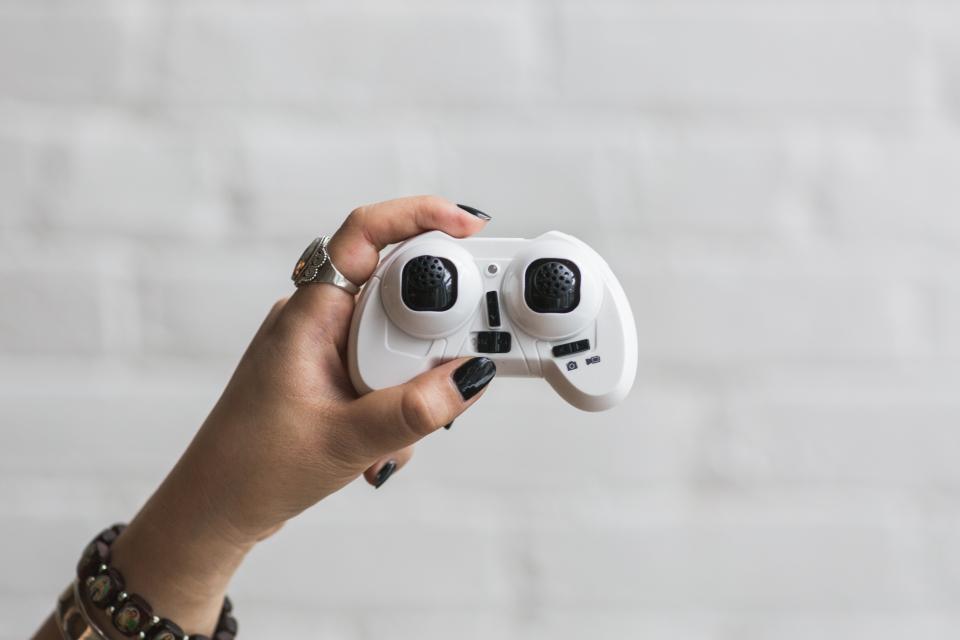 ゲームコントローラーを持つ手