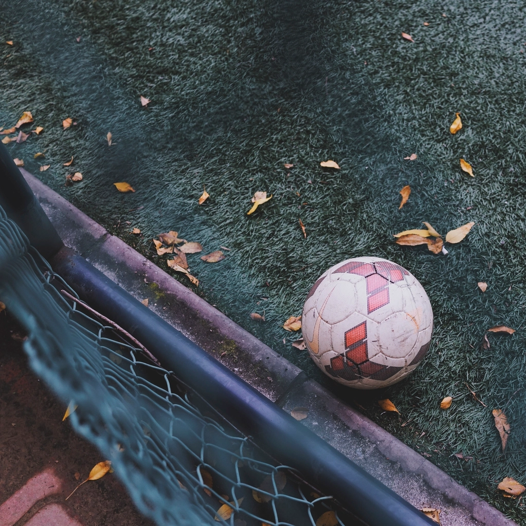 サッカーゴールとピッチのボール