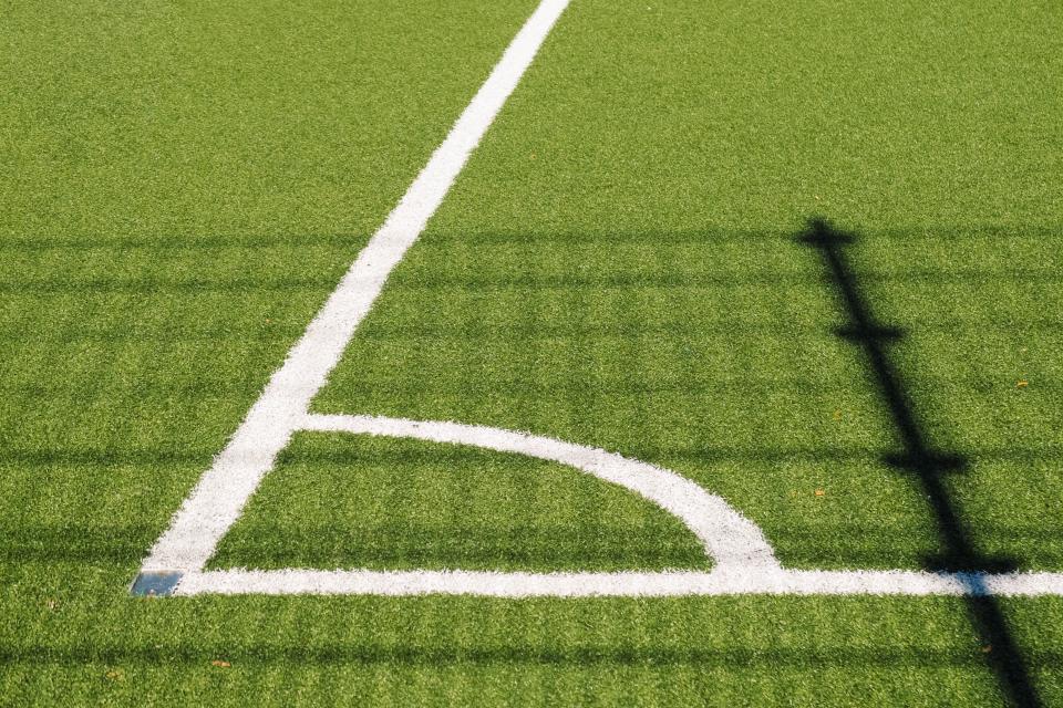 緑の芝のサッカー場