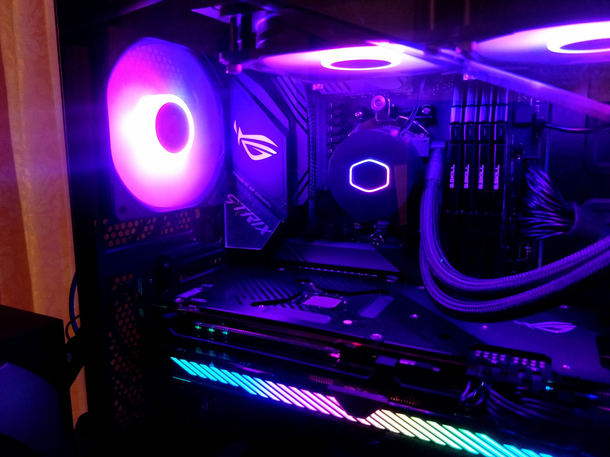 光るゲーミングPCの内部