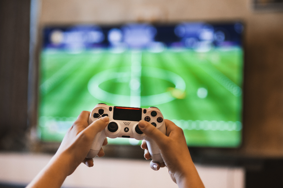 コントローラーでゲームをする様子