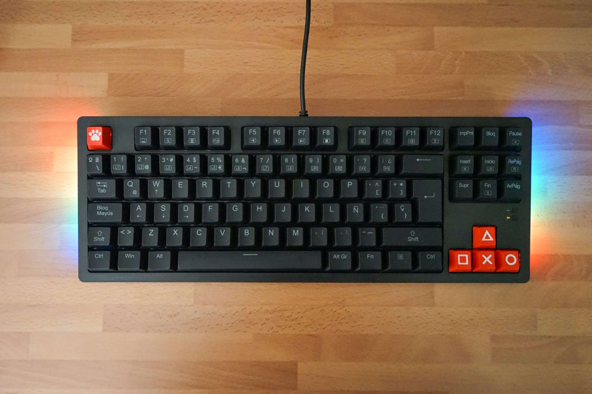 RGBライトが光るゲーミングキーボード