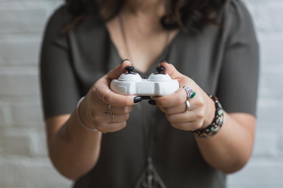 ゲームコントローラーを操作する様子