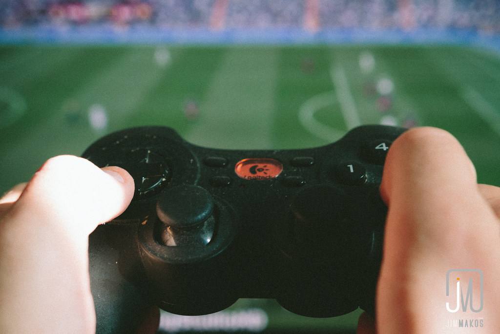 コントローラーでサッカーゲームを操作
